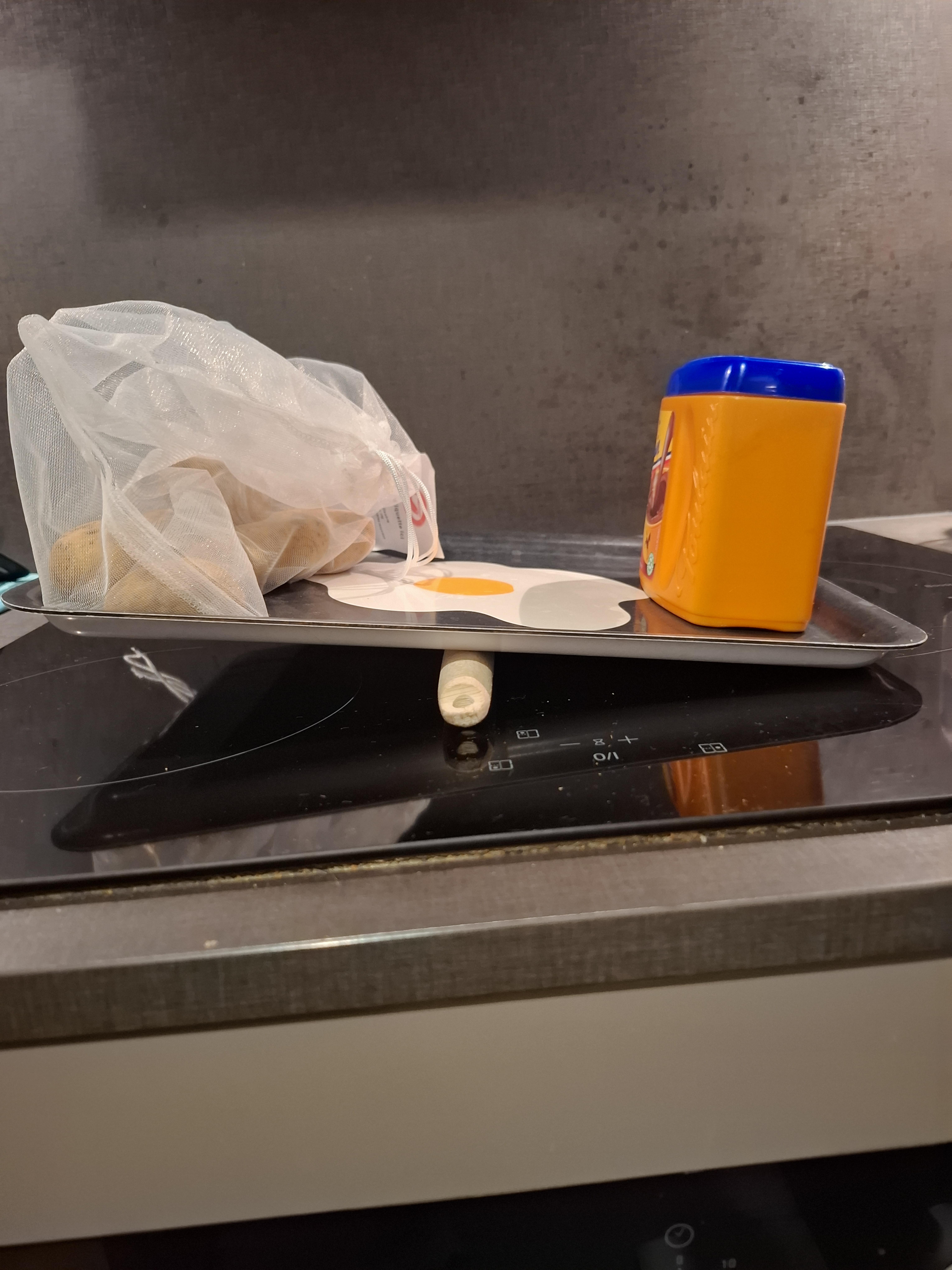 There Are No Scales In My New Appartment So I Had To Improvise | Godi Love Being Smart